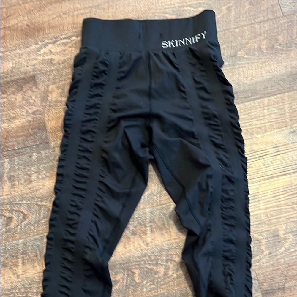 SKINNIFY black resistance band leggings
